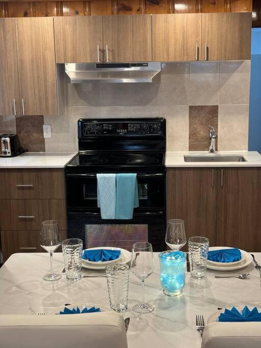 Cozy Spacious Work Friendly Lotus With Garden View High Speed Free Wi Fi And Parking Adjacent To Downtown Montreal Montréal Exterior foto
